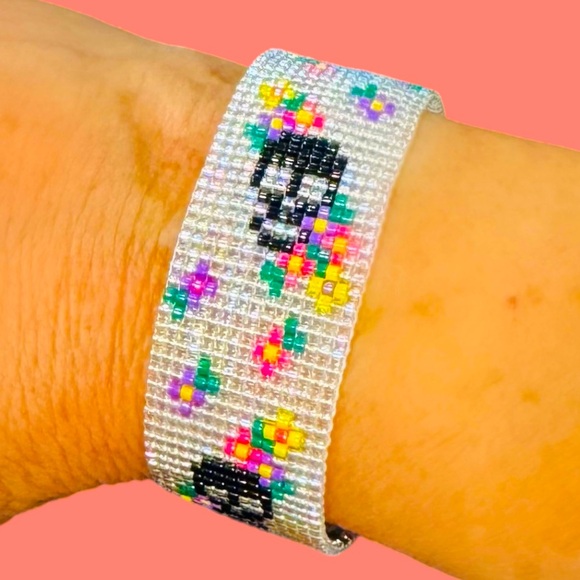 Hand crafted Dia de Los Muertos beaded loom adjustable bracelet with skull charm - Picture 4 of 7